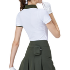 コントラストカラーの襟が付いた白いレディース半袖トップス