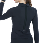 長袖の黒いカーディガン。