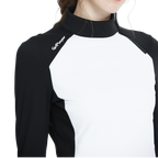 斜めのジッパーが付いた白いタートルネックのスウェットシャツ