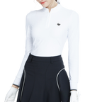 スタンドカラーの白い長袖トップス