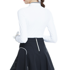 スタンドカラーの白い長袖トップス
