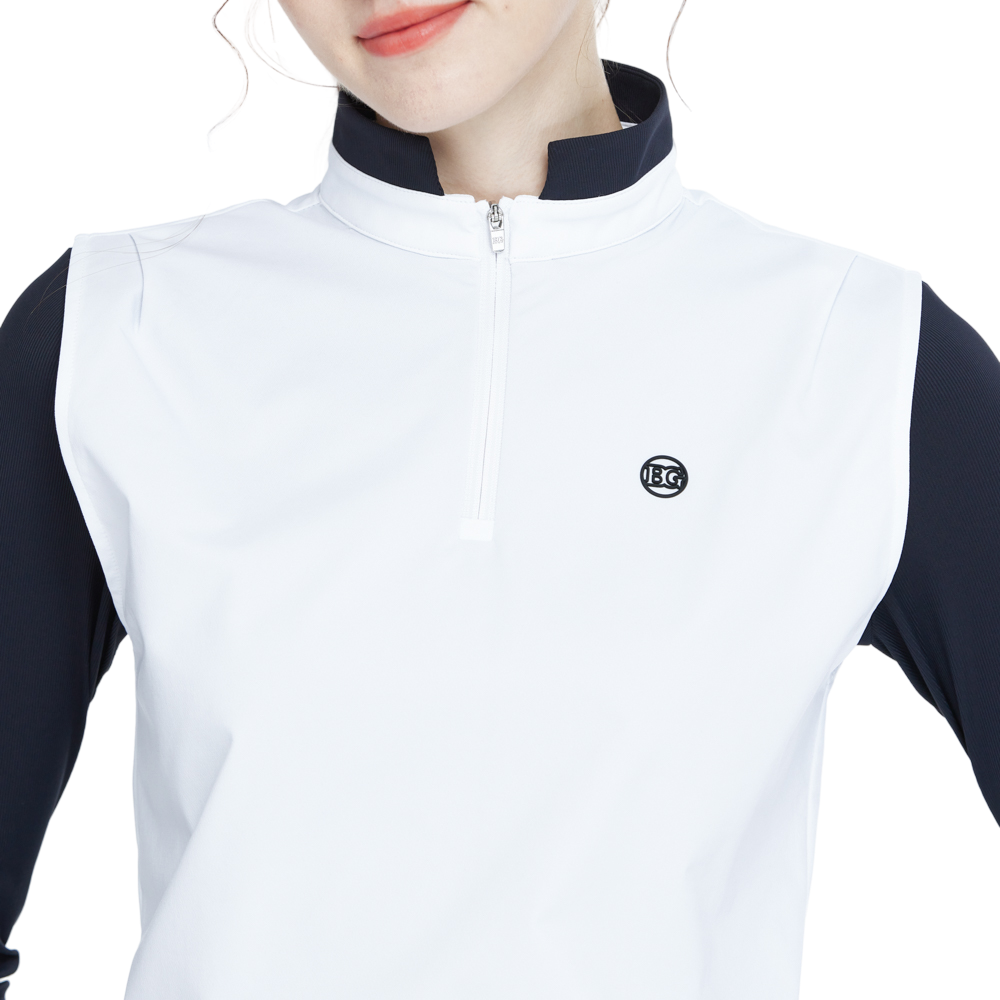 スタンドカラーとフィットウエストが付いた白い長袖ベスト。