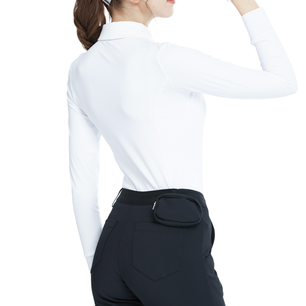 ラインストーンの装飾が施された白い長袖の襟付きトップス。