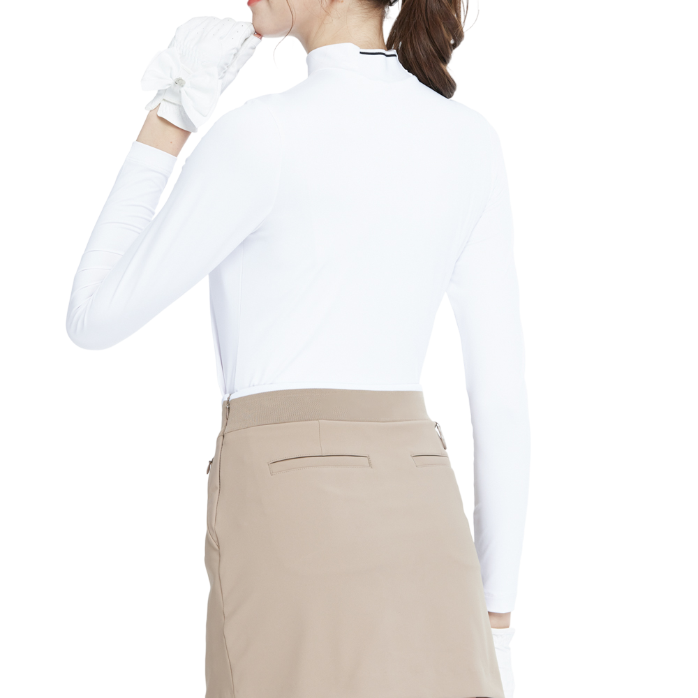 白のクルーネック長袖アンダーシャツ